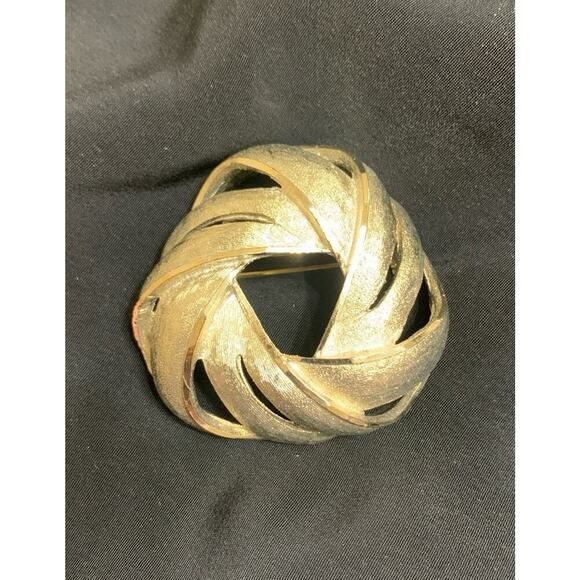 Vintage BSK Light Gold Tone Knot Brooch Signed - Picture 1 of 4